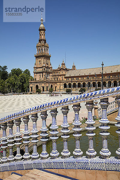Geländer mit Keramikfliesen auf der Plaza de Espana in Andalusien  Spanien