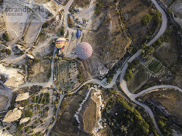 Luftaufnahme von Heißluftballons auf dem Land im Goreme-Nationalpark  Kappadokien  Türkei