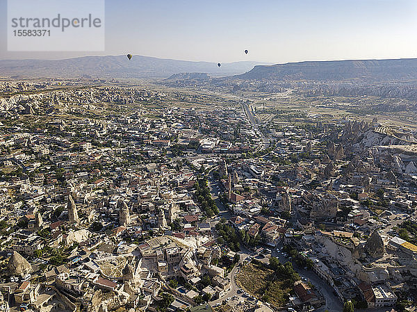 Luftaufnahme von Goreme bei klarem Himmel  Kappadokien  Türkei