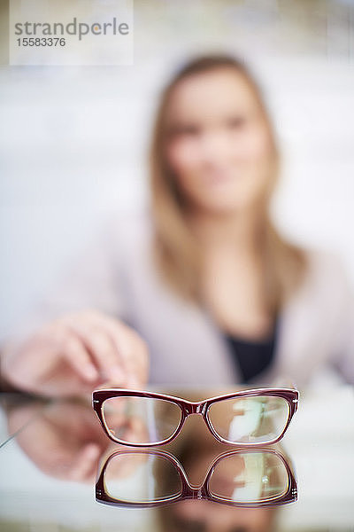Brillengestell auf Tisch beim Optiker