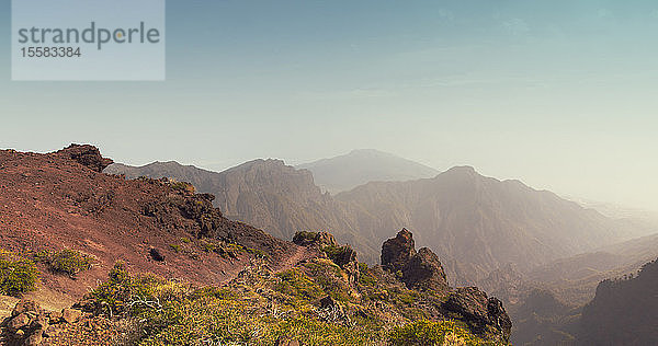 Landschaftliche Ansicht der Berge gegen den Himmel im Nationalpark Caldera de Taburiente