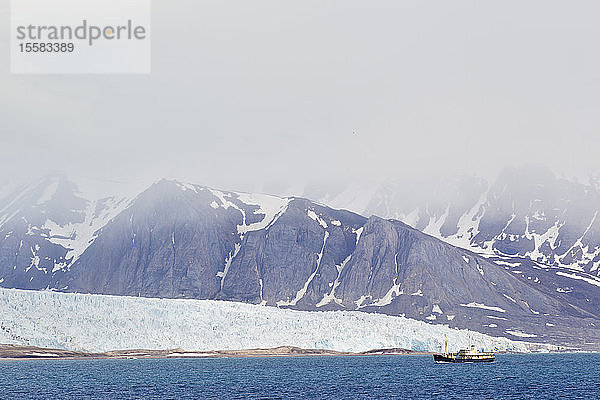 Europa  Norwegen  Spitzbergen  Svalbard  Blick auf Berge mit arktischem Ozean