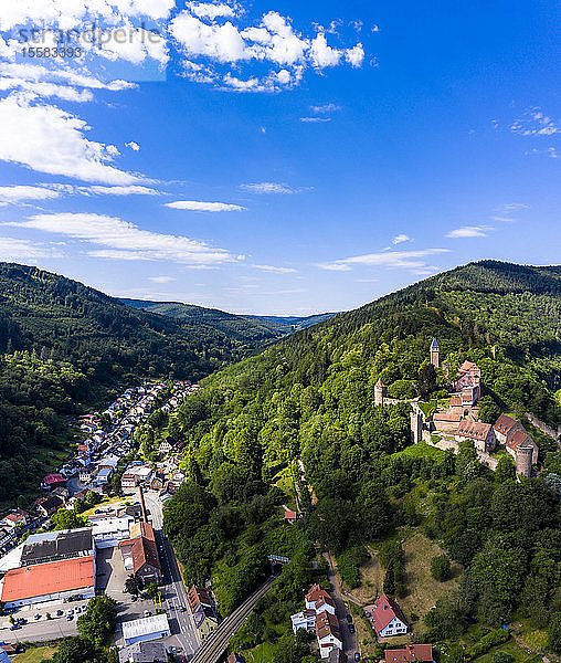 Luftaufnahme der Burg Zwingenberg auf dem Berg vor blauem Himmel in der Stadt  Hessen  Deutschland