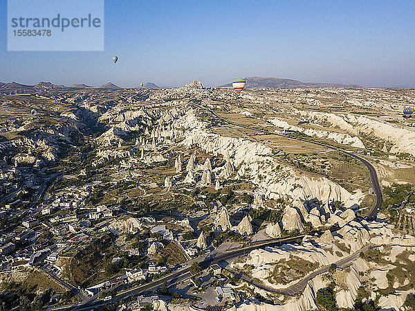 Luftaufnahme der Landschaft vor klarem blauen Himmel bei Goreme  Kappadokien  Türkei