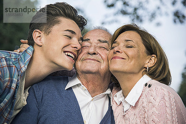Lächelnder älterer Mann mit Tochter und Enkel im Park