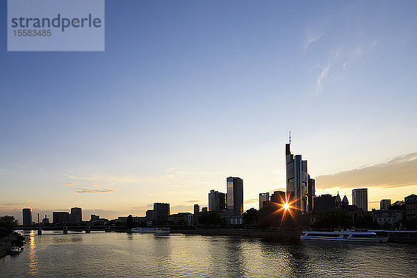 Deutschland  Frankfurt  Blick auf die Stadt bei Sonnenuntergang