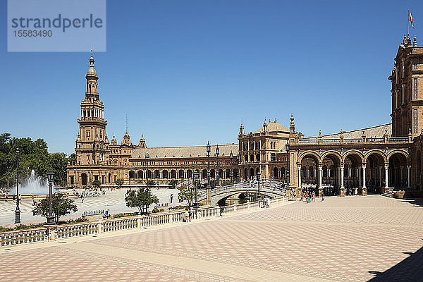 Plaza de Espana vor klarem blauen Himmel in Andalusien  Spanien
