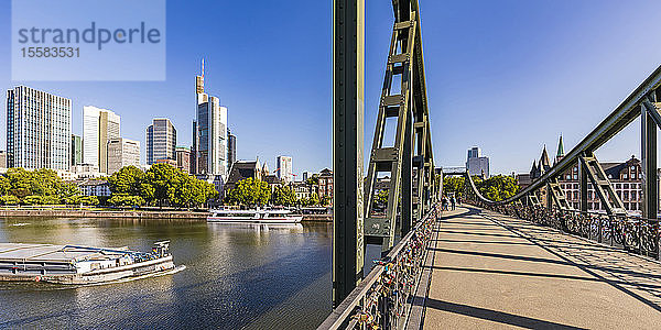 Eiserner Steg über dem Fluss gegen den klaren Himmel in Frankfurt  Deutschland