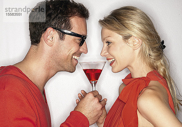Cocktail für Paare vor weißem Hintergrund  Nahaufnahme