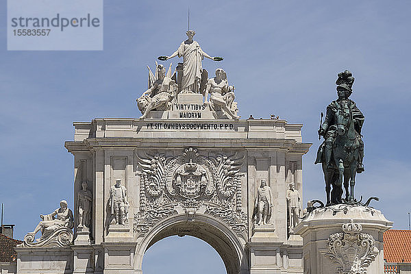 Niedrigwinkelansicht der Statue und des Triumphbogens in Lissabon  Portugal