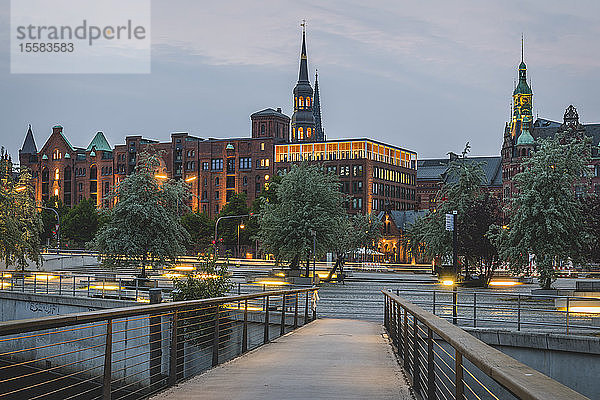 Fußgängerbrücke zur Speicherstadt bei Sonnenuntergang in Hamburg  Deutschland