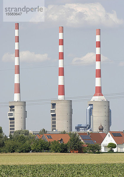 Deutschland  Blick auf Kraftwerk mit Schornstein