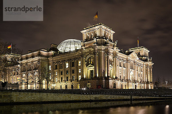 Deutschland  Berlin  Ansicht des Reichstagsgebäudes bei Nacht