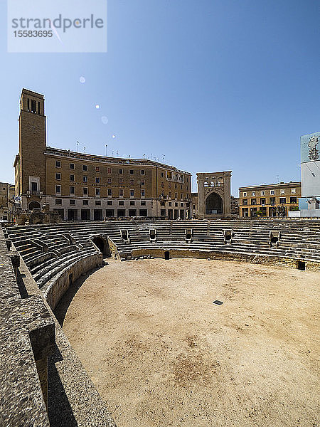Römisches Amphitheater bei strahlend blauem Himmel in der Altstadt bei strahlendem Sonnenschein  Lecce  Italien