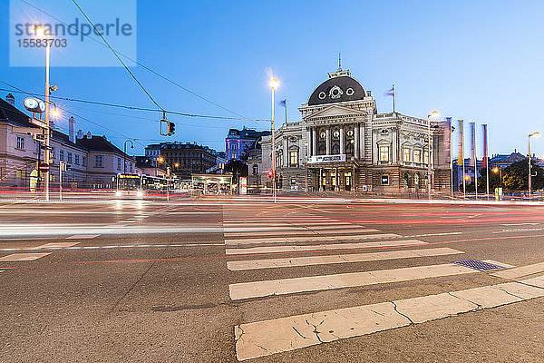 Lichtspuren auf der Straße beim Volkstheater in Wien  Österreich