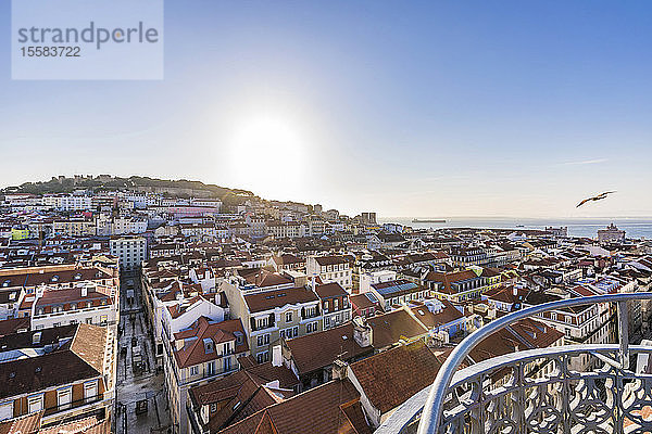 Gebäude gegen den Himmel während eines sonnigen Tages in Lissabon  Portugal