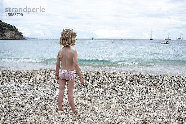 Griechenland  Parga  kleines Mädchen am Strand stehend