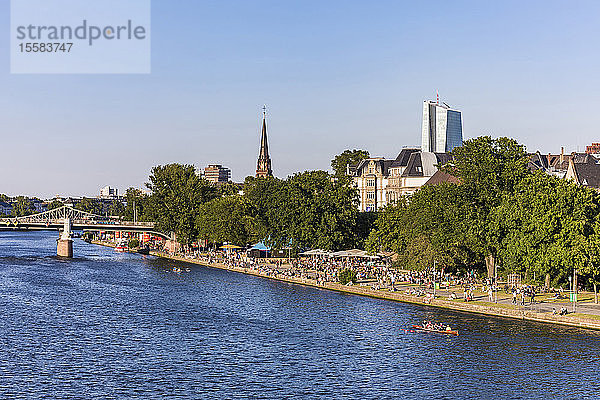 Szenische Ansicht eines Flusses bei klarem Himmel in Frankfurt  Deutschland