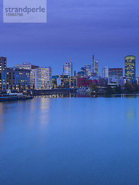 Deutschland  Hessen  Frankfurt  Gutleutviertel  Westhafen  Pier 1 am Abend  Westhafen Tower im Hintergrund