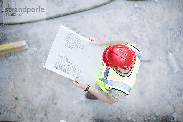 Bauarbeiter lesen Plan auf der Baustelle