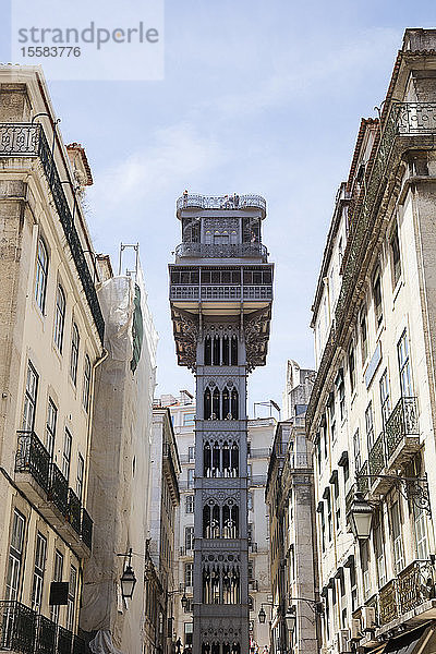 Niedrigwinkelansicht des Santa-Justa-Aufzugs und der Gebäude gegen den Himmel  Lissabon  Portugal