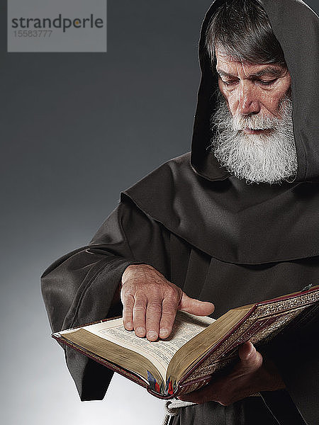 Mönch beim Lesen der Bibel