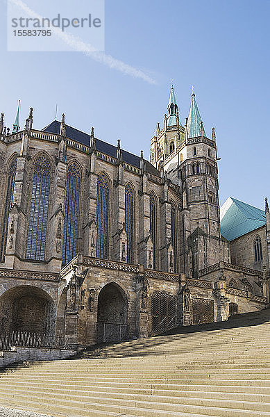 Stufen am Erfurter Dom gegen blauen Himmel bei Sonnenschein  Deutschland