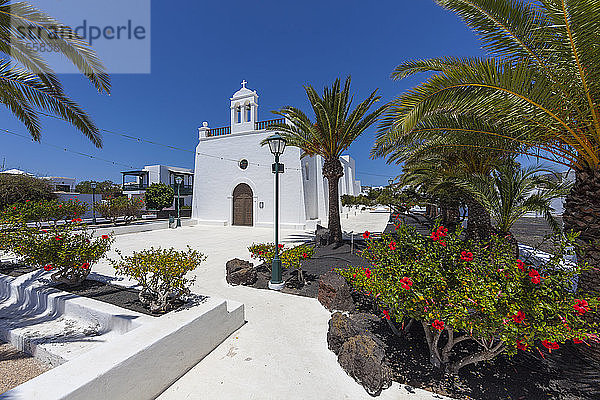 Spanien  Kanarische Inseln  Lanzarote  La Geria  Uga  Blick auf die Kirche San Isidro Labrador