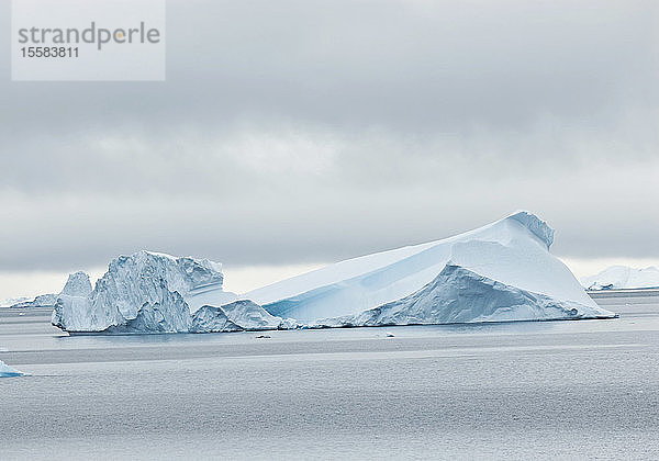 Antarktis  Blick auf den Eisberg in der Andvord-Bucht