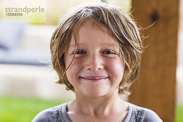 5 Jahre alter Junge lächelt in die Kamera