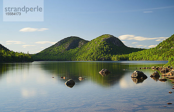 Felsen im Jordan Pond bei den Hügeln im Acadia National Park  Maine  USA