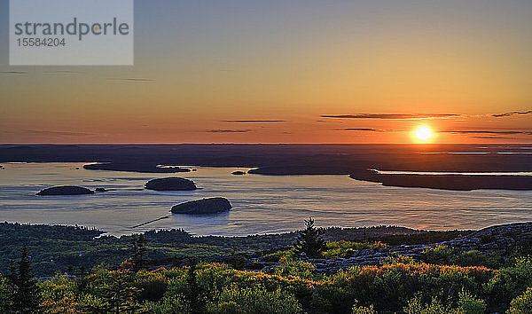 Inseln in der Frenchman Bay bei Sonnenaufgang im Acadia National Park  USA