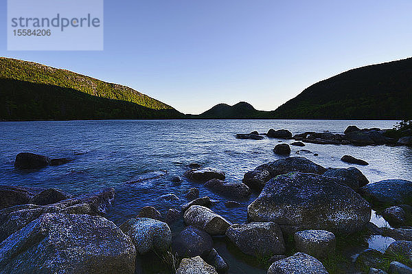 Felsen im Jordan Pond bei den Hügeln im Acadia National Park  Maine  USA