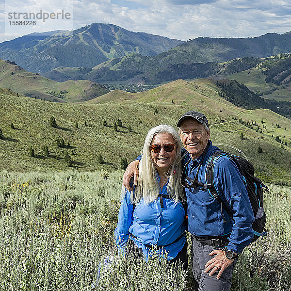 Lächelndes Paar beim Wandern in Sun Valley  Idaho  USA