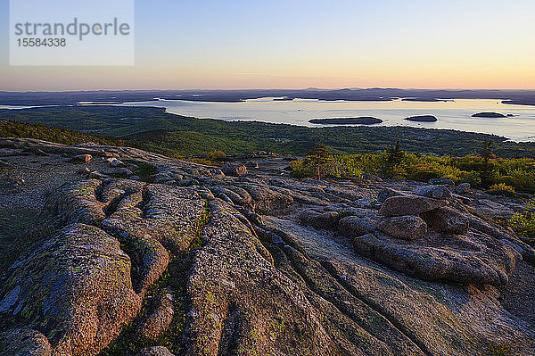 Granitfelsformationen bei Sonnenaufgang im Acadia-Nationalpark  USA