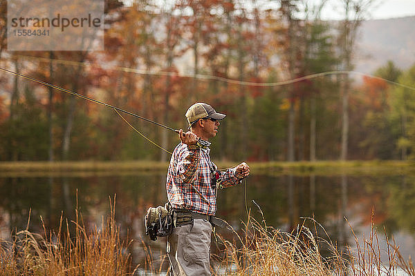Mann beim Fliegenfischen im Fluss im Herbst in Giles County  Virginia  USA