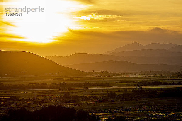 Ländliche Landschaft mit Hügeln bei Sonnenuntergang in Picabo  Idaho  USA
