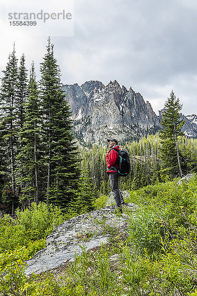 Älterer Mann beim Wandern am Berg in Stanley  Idaho  USA