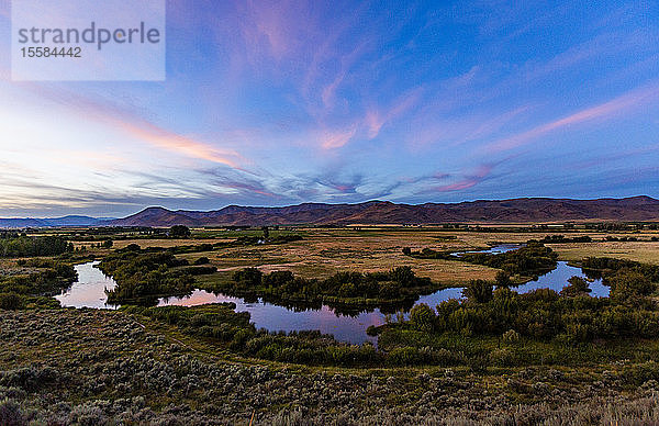 Fluss bei Sonnenuntergang in Picabo  Idaho  USA