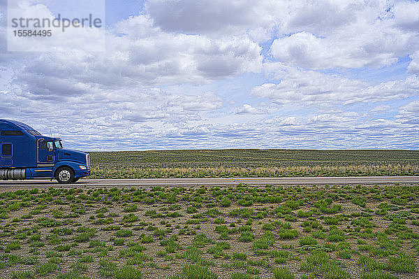 Blauer Lastwagen auf einer Landstraße in Wyoming  USA