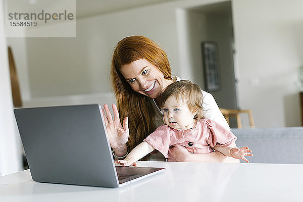 Mutter und Tochter benutzen Laptop für Video-Chat