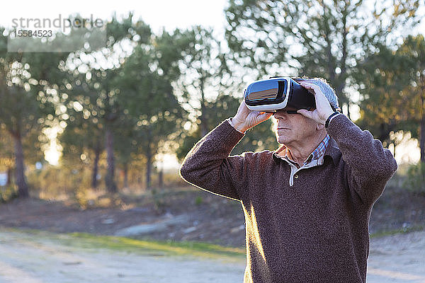 Älterer Mann trägt Virtual-Reality-Simulator im Freien