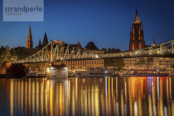 Brücke über den Fluss bei Sonnenuntergang in Frankfurt  Deutschland