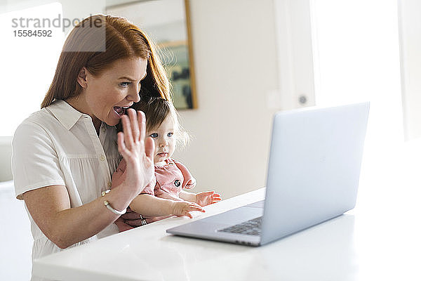 Mutter und Tochter benutzen Laptop für Video-Chat