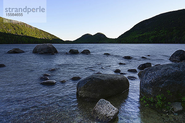 Felsen im Jordan Pond bei den Hügeln im Acadia National Park  Maine  USA