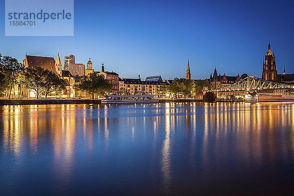 Gebäude am Fluss bei Sonnenuntergang in Frankfurt  Deutschland