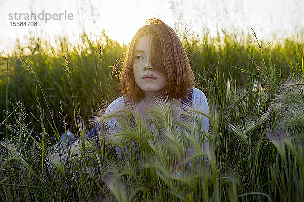 Junge Frau im Weizenfeld liegend