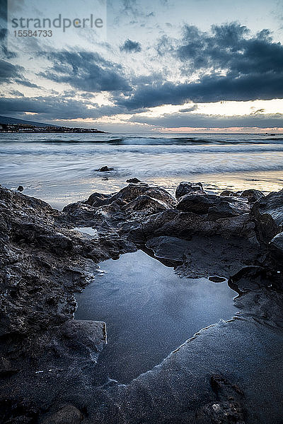 Felsen am Strand bei Sonnenuntergang in Teneriffa  Spanien