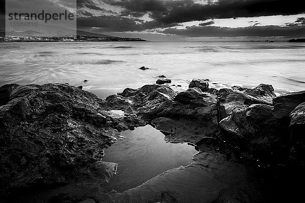 Felsen am Strand bei Sonnenuntergang in Teneriffa  Spanien