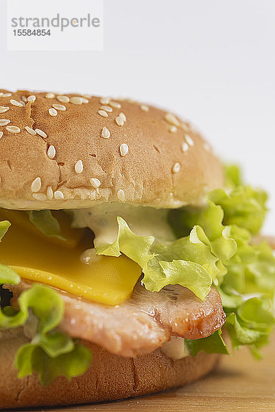 Cheeseburger mit Speck und Kopfsalat